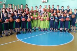 Павлоградські школярі отримали м’ячі від ФБУ