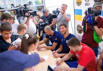 Уболівальники взяли в облогу збірну України: фотогалерея