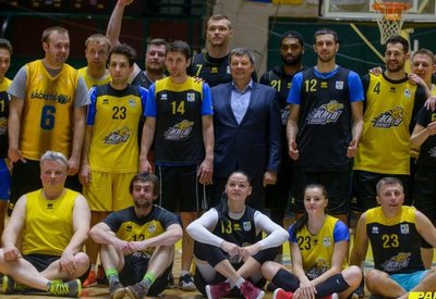 Професіональні баскетболісти та журналісти зійшлися на майданчику: фотогалерея