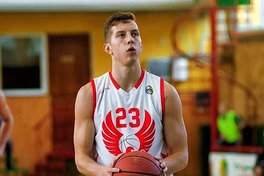 Гравець Вищої ліги проводить благодійний аукціон