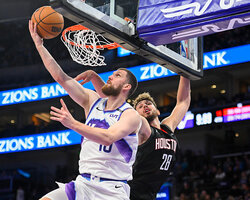 Українці за кордоном: Михайлюк набрав 11 очок в НБА, у Антипова 10 очок в Польщі