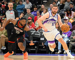 Українці за кордоном: Михайлюк допоміг Юті виграти в матчі НБА