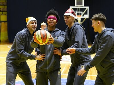 Київ-Баскет влаштував баскетбольне новорічне свято вихованцям своєї академії