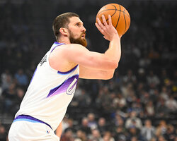 Святослав Михайлюк зіграв 24 хвилини в першому матчі Юти в новому році