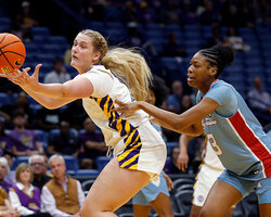 Українки за кордоном: Коваль не вистачило одного очка до дабл-даблу в NCAA