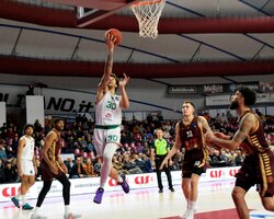 Українці за кордоном: Санон набрав 12 очок у Єврокубку, Ковляр зіграв проти свого минулого клубу 