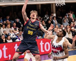 Українці за кордоном: рекордний матч Пустового, неймовірний день Кличка у Франції