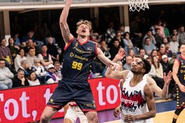 Українці за кордоном: рекордний матч Пустового, неймовірний день Кличка у Франції