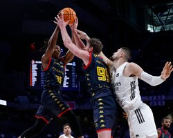 Українці за кордоном: Михайлюк набрав 17 очок проти чемпіона НБА, Лень зіграв проти Пустового