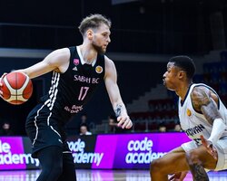 Українці за кордоном: Войналович набрав 9 очок в Азербайджані, Санон відіграв 26 хвилин в Польщі