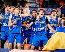 Україна — чемпіон: яскраві фото з нагородження Євробаскету U-20 у Дивізіоні В