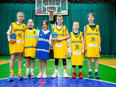 Призери конкурсу капітанів на Фестивалі міні-баскетболу отримали подарунки від національної збірної України
