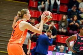 Українки за кордоном: Ягупова допомогла Валенсії виграти у Євролізі, Ковтун набрала 7 очок у Єврокубку