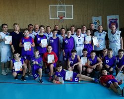 Баскетбольний Миколай у Калуші зібрав три покоління гравців
