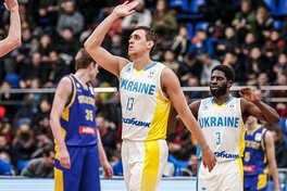 Гравець збірної України поспілкується з вболівальниками