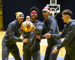 Київ-Баскет влаштував баскетбольне новорічне свято вихованцям своєї академії