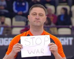 Український арбітр закликав припинити війну