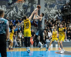 Дніпро із розгромним рахунком переміг Київ-Баскет в останньому матчі регулярного чемпіонату