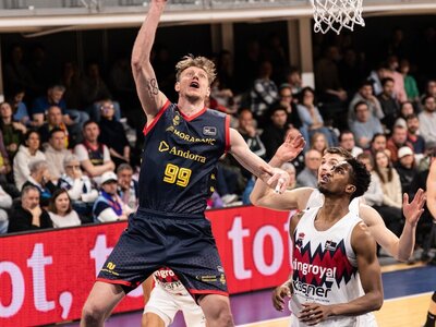 Українці за кордоном: рекордний матч Пустового, неймовірний день Кличка у Франції