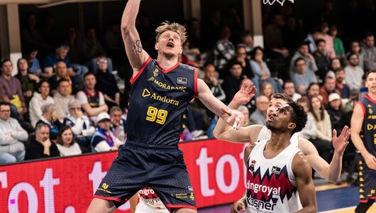 Українці за кордоном: рекордний матч Пустового, неймовірний день Кличка у Франції