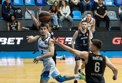 Впевнений старт Дніпра у плейоф: фотогалерея першого матчу проти Мавп