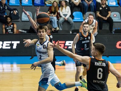 Впевнений старт Дніпра у плейоф: фотогалерея першого матчу проти Мавп