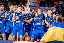 Україна — чемпіон: яскраві фото з нагородження Євробаскету U-20 у Дивізіоні В