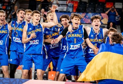 Україна — чемпіон: яскраві фото з нагородження Євробаскету U-20 у Дивізіоні В