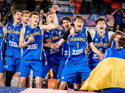 Україна — чемпіон: яскраві фото з нагородження Євробаскету U-20 у Дивізіоні В