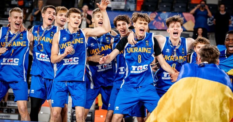 Україна — чемпіон: яскраві фото з нагородження Євробаскету U-20 у Дивізіоні В