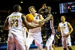 Українці за кордоном: Пустовий програв в матчі ЛЧ, Михайлюк і Лень зіграли в НБА
