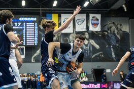 Матч Дніпро — Харківські Соколи перенесли через тривалу повітряну тривогу