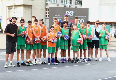 У Києві на Контрактовій площі пройшов відкритий урок баскетболу