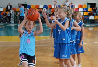В Барській спортивній школі відбулася естафета між командами батьків та дівчаток-баскетболістів