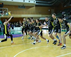 БІПА-2 виграла золото, Хмельницький-2 зі сріблом, Суми завоювали бронзу: фото нагородження Першої ліги