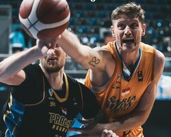Артем Пустовий допоміг Сатрії Муда вийти до півфіналу чемпіонату Індонезії